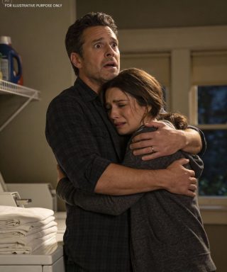 Cada vez que regresaba de un viaje de negocios, su esposa lavaba las sábanas. Una noche, la curiosidad lo obligó a esconder la cámara, y lo que descubrió lo dejó atónito.