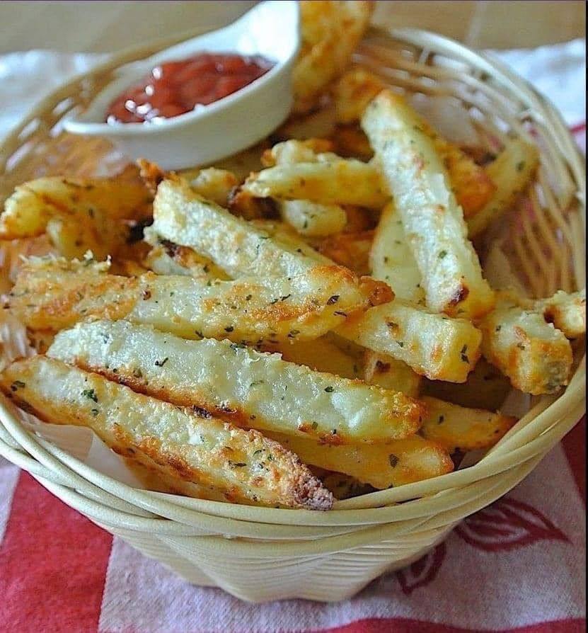 Batatas fritas assadas com alho e parmesão