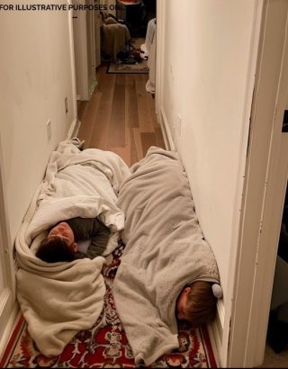 Llegué a casa y encontré a mis hijos durmiendo en el pasillo. Me volvía loca lo que mi marido había convertido su dormitorio mientras yo no estaba.