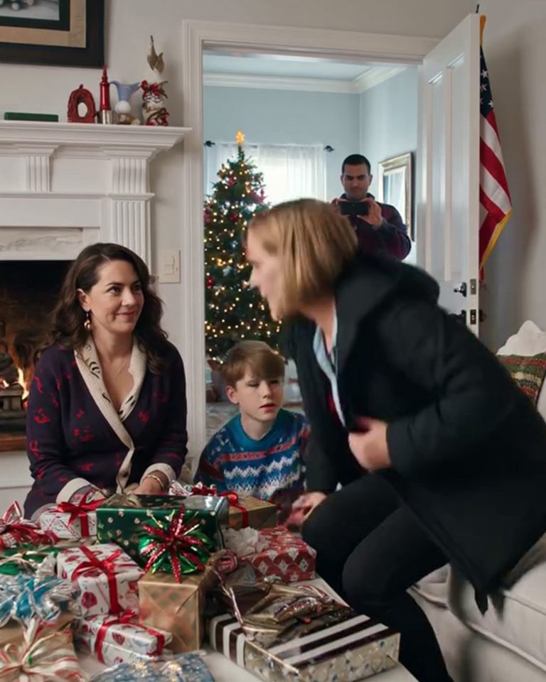 Llegué a casa para las fiestas y mi mamá “olvidó” darle un regalo a mi hijo, mientras que los hijos de mi hermana recibieron $36. Le abroché el abrigo y me fui en silencio. Al día siguiente, retiré el dinero de mi fondo fiduciario. Quince minutos después, mi padre llamó y me pidió $3,000. Esa noche, mi mamá…