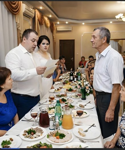 Cuando un padre pobre le regaló a su hija un sobre común y corriente con motivo de su boda, los parientes ricos del novio comenzaron a reírse de un regalo tan “generoso”.