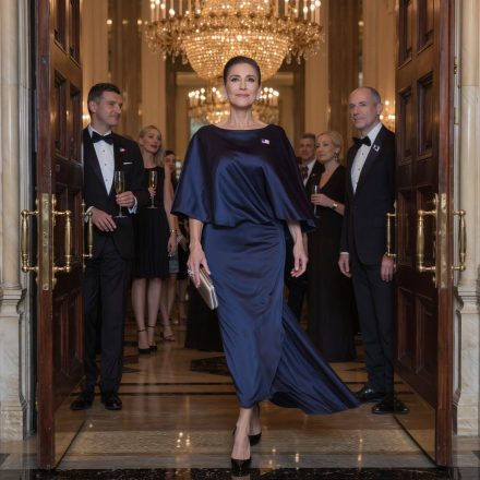 Nunca le dije a mi hijo que ganaba 40.000 dólares al mes. Pensaba que era una oficinista cualquiera, hasta que aquella noche fui a cenar y todo cambió.