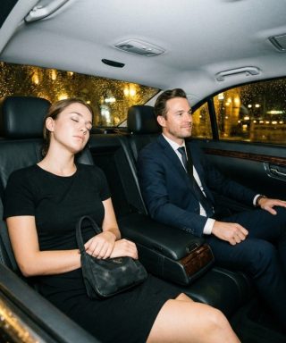 Un estudiante pobre se sube al coche equivocado, sin saber que pertenece a un multimillonario.