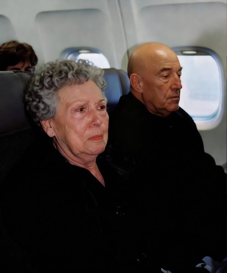 Iba camino al funeral de mi hijo cuando oí la voz del piloto; me di cuenta de que lo conocía desde hacía 40 años. Soy la Sra. Miller, tengo 63 años, y el mes pasado subí a un avión a Montana… para enterrar a mi hijo. Mi esposo, Robert, se sentó en silencio a mi lado. Llevábamos 41 años casados, pero esa mañana lo sentía como alguien a quien conocí, no como el hombre con el que había compartido mi vida. Ambos habíamos perdido al mismo hijo, pero el dolor no nos había unido; nos había dividido en dos mundos diferentes. “¿Quieres agua?”, murmuró. Dije que no. Incluso tragar me dolía. La garganta me ardía como papel seco. Los motores rugieron, ese rugido profundo que te llega hasta los huesos. Miré por la ventana, intentando calmarme, no gritar por dentro. Por unos segundos, imaginé que estaba en otro lugar. Que era una mujer diferente. Entonces se oyó un crujido en el intercomunicador. “Buenos días, pasajeros. Les habla su capitán. Hoy volamos a 30,000 pies. Deberíamos tener un vuelo tranquilo a Billings”. En el momento en que escuché esa voz —firme, cálida, casi familiar—, se me cortó la respiración. Y entonces llegó el nombre. Un nombre que había enterrado tan profundamente que pensé que el tiempo nunca lo traería de vuelta. Un nombre que no había pronunciado, escuchado ni me había permitido recordar en más de 40 años. Mi visión se nubló. Mis dedos se entumecieron en el reposabrazos. Robert no se dio cuenta; seguía mirando su regazo como si contuviera todas las respuestas del mundo. Pero yo lo sabía. Lo sabía. El hombre que pilotaba el avión… el hombre que me llevaba al funeral de mi hijo… era alguien a quien conocía mucho antes de convertirme en la Sra. Miller.