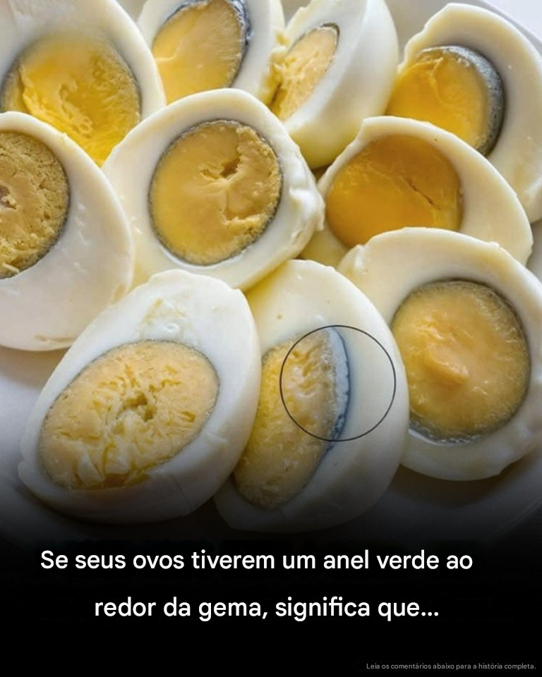 ¿Qué causa el anillo verde alrededor de los huevos duros?